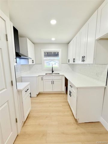 828 E Elza Avenue, Hazel Park, MI 48030