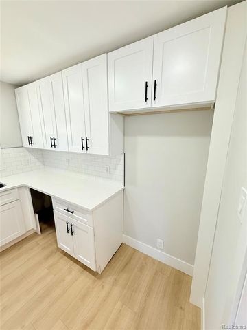 828 E Elza Avenue, Hazel Park, MI 48030