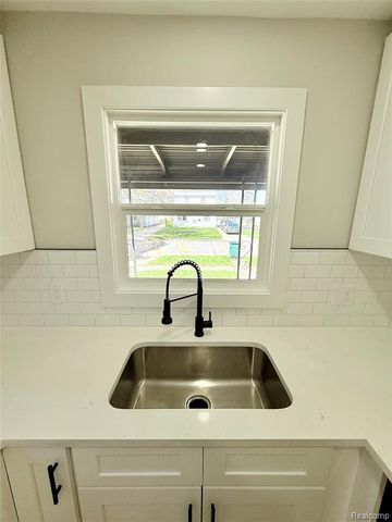 828 E Elza Avenue, Hazel Park, MI 48030