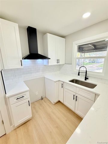 828 E Elza Avenue, Hazel Park, MI 48030