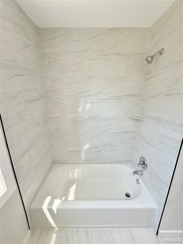 828 E Elza Avenue, Hazel Park, MI 48030