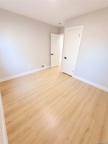 828 E Elza Avenue, Hazel Park, MI 48030