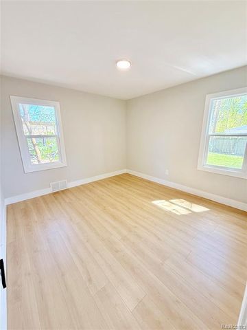 828 E Elza Avenue, Hazel Park, MI 48030