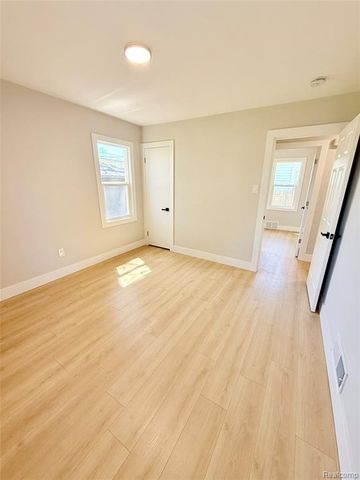 828 E Elza Avenue, Hazel Park, MI 48030