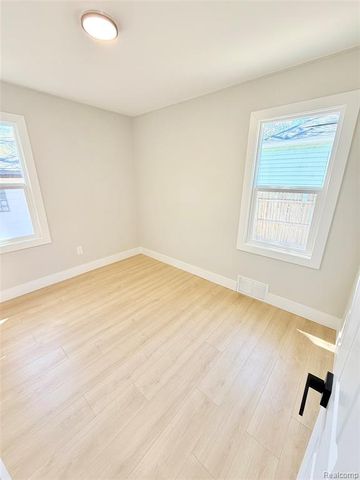 828 E Elza Avenue, Hazel Park, MI 48030