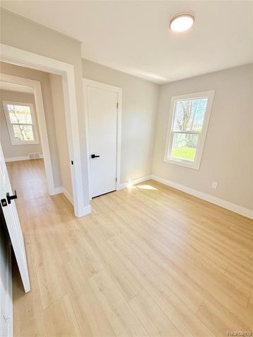 828 E Elza Avenue, Hazel Park, MI 48030