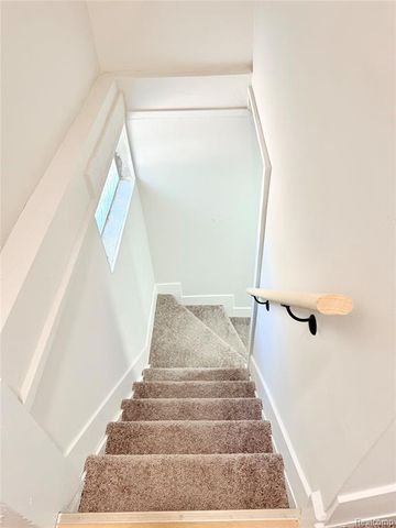 828 E Elza Avenue, Hazel Park, MI 48030