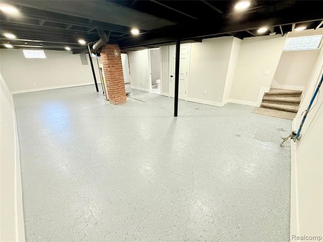 828 E Elza Avenue, Hazel Park, MI 48030