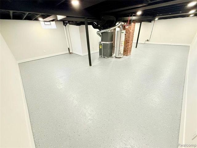 828 E Elza Avenue, Hazel Park, MI 48030