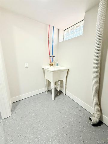 828 E Elza Avenue, Hazel Park, MI 48030