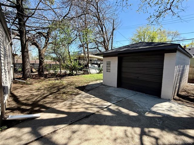 828 E Elza Avenue, Hazel Park, MI 48030