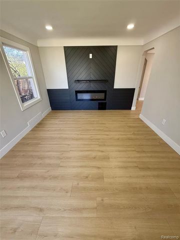 828 E Elza Avenue, Hazel Park, MI 48030