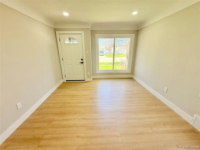 828 E Elza Avenue, Hazel Park, MI 48030