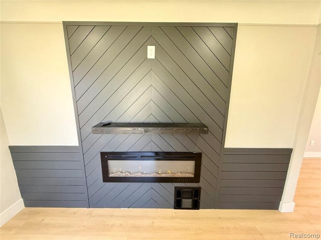 828 E Elza Avenue, Hazel Park, MI 48030