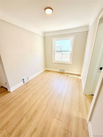 828 E Elza Avenue, Hazel Park, MI 48030