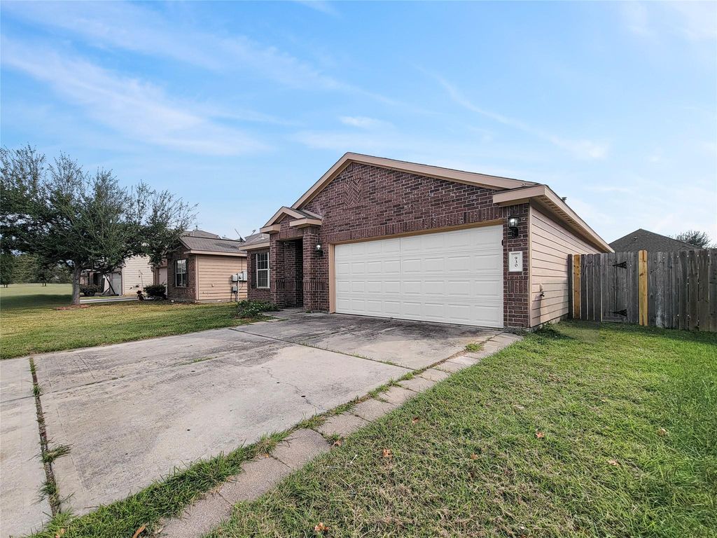 930 Paradise Road, Baytown, TX 77521