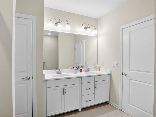 4 Peters Farm Way 206, Westborough, MA 01581