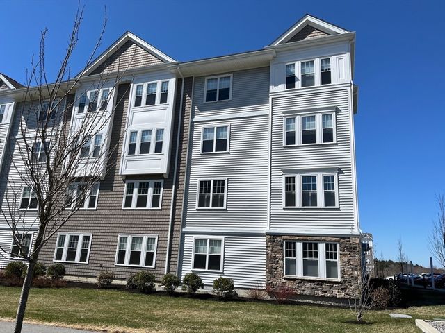 4 Peters Farm Way 206, Westborough, MA 01581