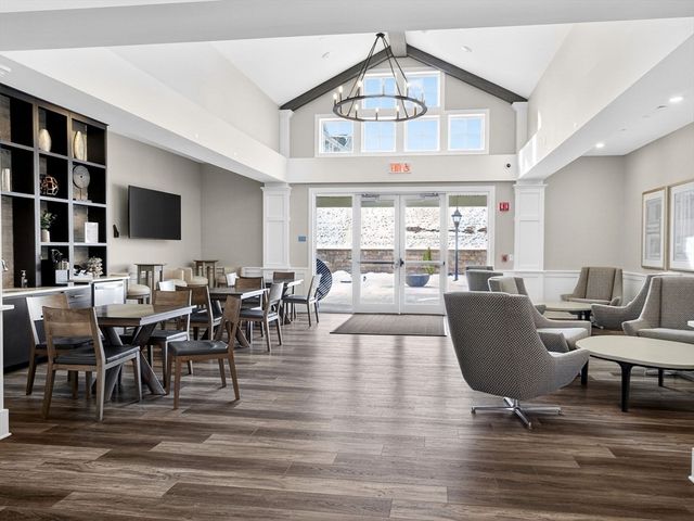 4 Peters Farm Way 206, Westborough, MA 01581