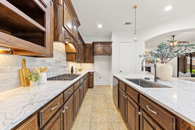 1209 Dame Susan Lane, Lewisville, TX 75056