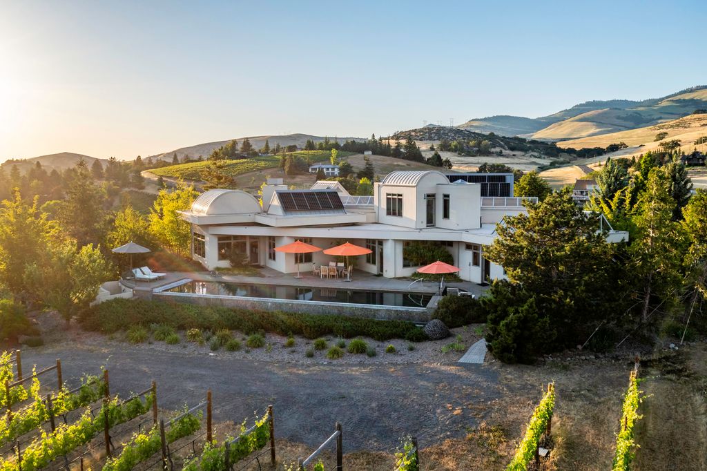 786 Pompadour Drive, Ashland, OR 97520