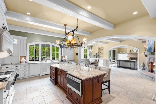 1560 Hunter Drive, Wayzata, MN 55391