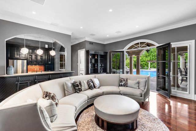 1560 Hunter Drive, Wayzata, MN 55391