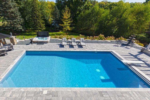 1560 Hunter Drive, Wayzata, MN 55391