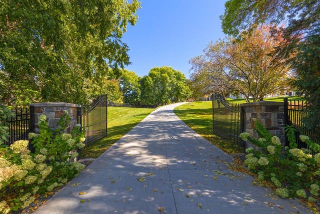 1560 Hunter Drive, Wayzata, MN 55391
