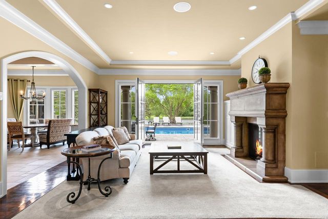 1560 Hunter Drive, Wayzata, MN 55391