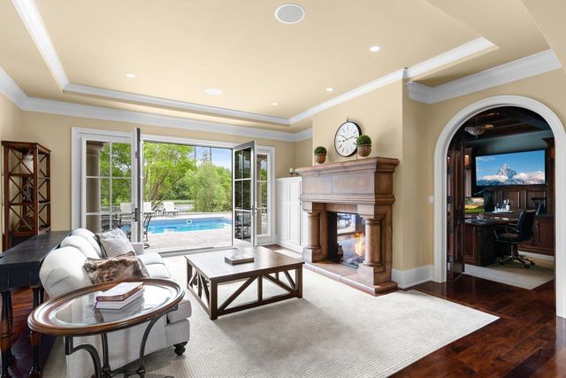 1560 Hunter Drive, Wayzata, MN 55391