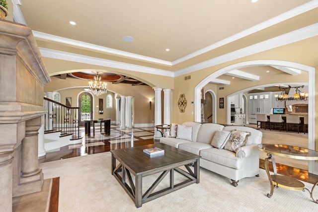 1560 Hunter Drive, Wayzata, MN 55391