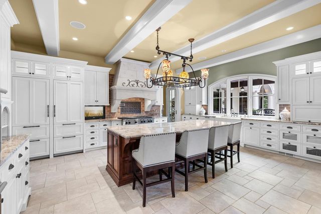 1560 Hunter Drive, Wayzata, MN 55391