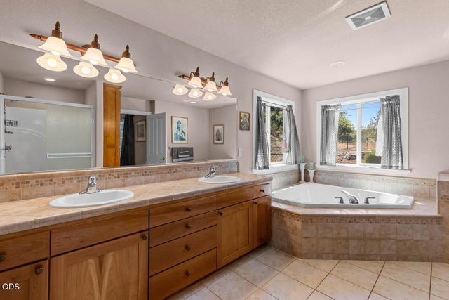 1583 Panoramic Loop, Grants Pass, OR 97527