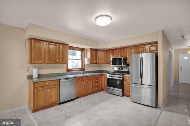 100 N ROBESON ST, Robesonia, PA 19551