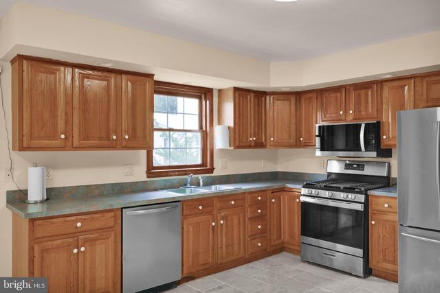 100 N ROBESON ST, Robesonia, PA 19551