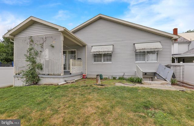100 N ROBESON ST, Robesonia, PA 19551