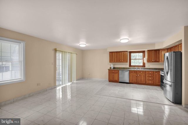 100 N ROBESON ST, Robesonia, PA 19551
