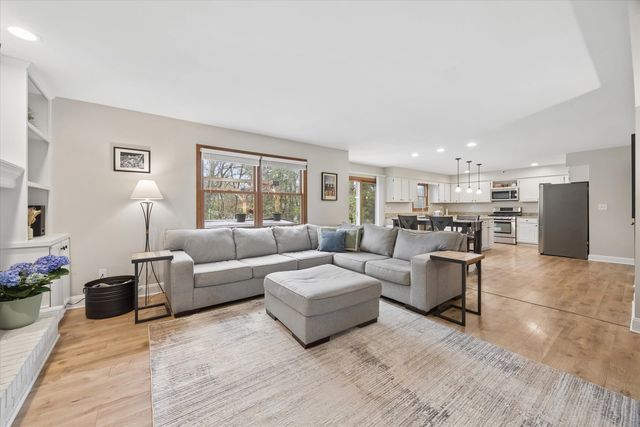 395 Southampton Drive, Geneva, IL 60134