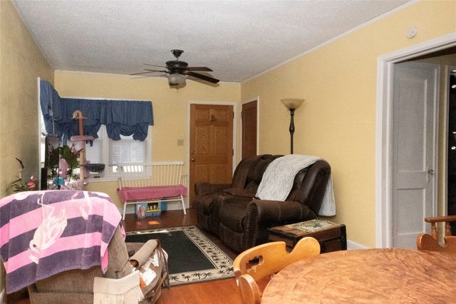 1337 E 33rd Street, Des Moines, IA 50317