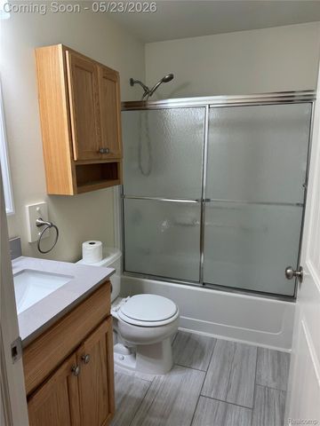 34086 Utica Road, Fraser, MI 48026