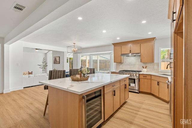820 Ferdinand Court, Bakersfield, CA 93309
