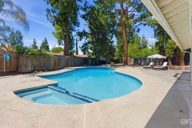 820 Ferdinand Court, Bakersfield, CA 93309