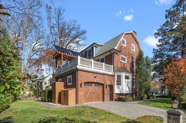 67 Tulip St, Summit City, NJ 07901