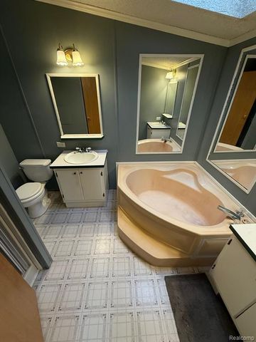 11359 Lake Drive, Fenton, MI 48430