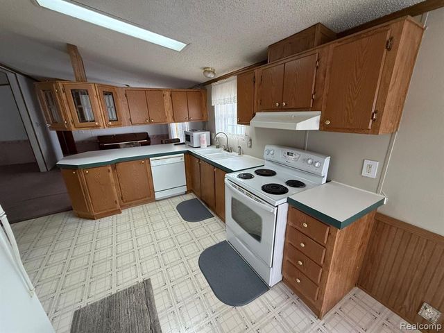 11359 Lake Drive, Fenton, MI 48430