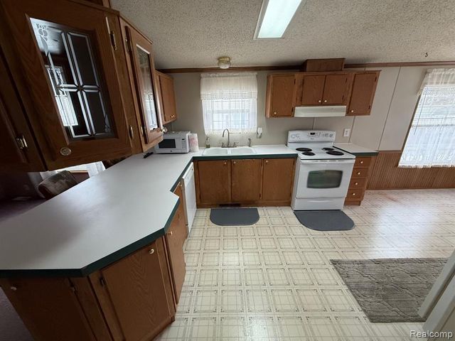 11359 Lake Drive, Fenton, MI 48430