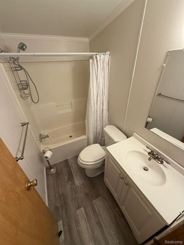 11359 Lake Drive, Fenton, MI 48430