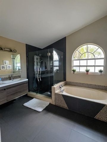 834 Verona Lake Dr, Weston, FL 33326