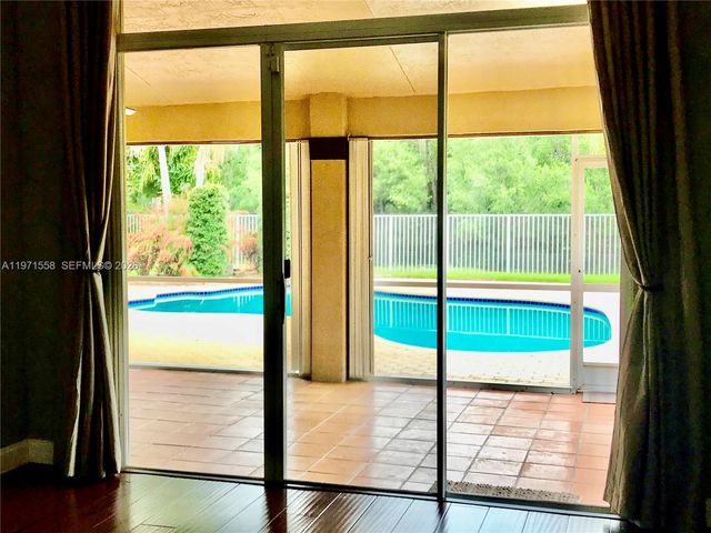 834 Verona Lake Dr, Weston, FL 33326